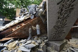 日大阪地震後牆壁露出神秘文字。（圖源：Getty Images）