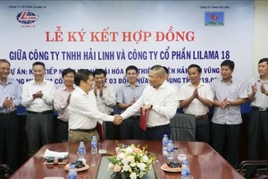 Lilama18股份公司與海玲有限責任公司代表人簽署合同後握手。（圖源：Lilama18）