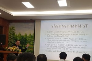 市商業仲裁委員會主席阮文厚律師在研討會上發表演講。（圖源：玉盛）