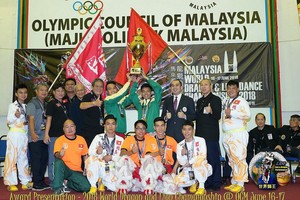 精英堂龍獅團在領獎上合照。