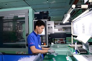 生產配套工業產品的市高新技術園區明源公司生產線。