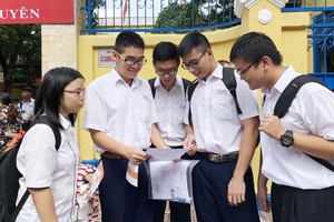 黎鴻鋒專校華文科優秀生參加高考。