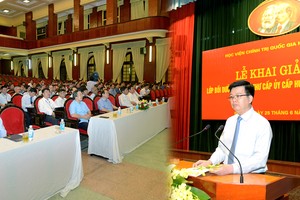 黨中央委員、中央組織部副部長梅文正在開課儀式上致歡迎詞。（圖源：孟勝）