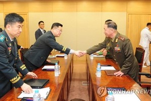 6月25日，韓朝在韓朝出入境事務所舉行大校級工作會談，圖為會前雙方代表握手。（圖源：韓聯社）
