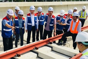 工作團在檢查本市地鐵項目的施工情況。 （圖源：國雄）