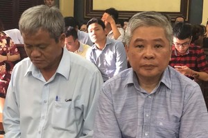 出庭受審的被告人鄧清平（右）。（圖源：黃燕）