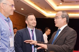 市委書記阮善仁(右)與各專家交談。（圖源：越勇）