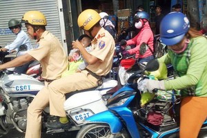 交警騎著警車開道讓後坐者抱住小孩趕緊送往醫院，受到人們的好評。（圖源：光正臉書視頻截圖）