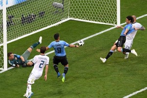 烏拉圭（藍衣）3 比 0 勝俄羅斯。