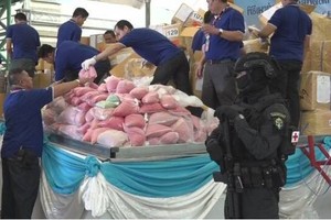 在26日“國際禁毒日”前夕，泰國政府在位於曼谷北部的大城的處理設施內銷毀了收繳的15噸毒品。（圖源：NHK）