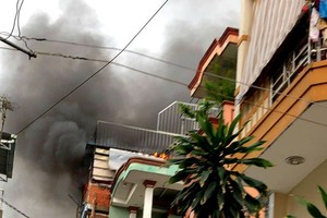 火警現場濃煙滾滾。（圖源：張仁）