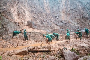 部隊獲調動到萊州省信胡縣災區搜救失蹤者。（圖源：吳俊）