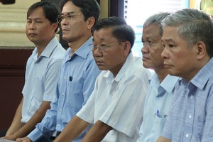 被告鄧清平（右一）與共犯在法庭上受審。（圖源：范勇）