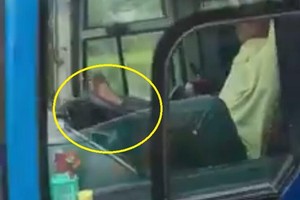 以腳代手駕車的司機已被停止工作。（圖源：視頻截圖）