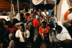 5天來停留在距離馬耳他海岸40多公里海上的非政府組織救援船“生命線”號，當地時間27日晚間被允許停泊在馬耳他島的一個港口。（圖源：路透社）