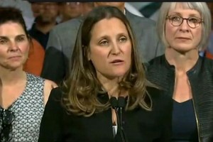 加拿大外交部長弗里蘭德公佈這份最終關稅計劃。（圖源：視頻截圖）