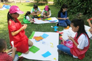 少兒們在設計圖畫比賽。