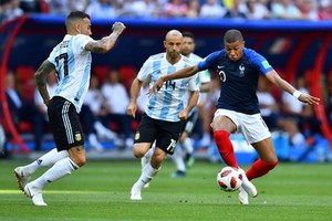 法國姆巴佩（藍衣）打入兩球。（圖源：互聯網）