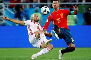 西班牙(紅衣)與摩洛哥的比賽。