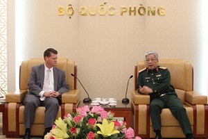 國防部副部長阮志詠上將（右）接見美國國防部亞太事務助理防長蘭達爾‧薛瑞福。（圖源：mod.gov.vn）