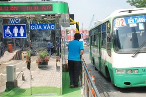  本市21條巴士示範線車內設有免費無線網絡、路程監察設備及攝像機。（圖源：潘定）