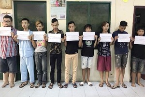 被捕獲的9名搶劫嫌犯。（圖源：志石）