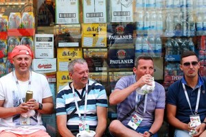 世界盃球迷喝酒觀賽。（圖源：互聯網）