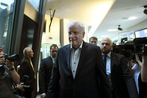 由於無法接受總理默克爾的移民難民政策，德國聯邦內政部長、基督教社會聯盟(基社盟)主席澤霍費爾當地時間7月1日晚提出將辭去政府和黨內職務。（圖源：AFP）