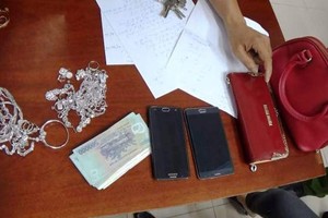 女傭偷竊後在社交網站曬贓物。（示意圖源：互聯網）