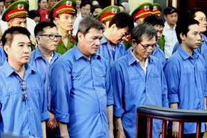 被告人楊清強（前左二）與共犯。（圖源：春維）