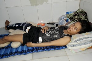 陳雪虹腦、肚、腳都受傷。