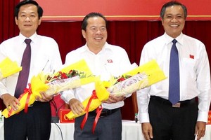 新任富國縣人委會主席梅文黃（中）。（圖源：福興）