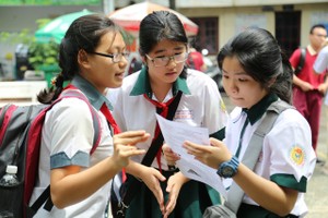 考生考完數學後在考場外討論試題。（示意圖源：TTO）