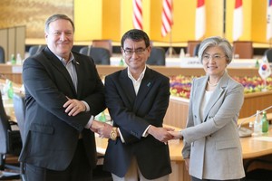 韓國外長康京和（右起）、日本外相河野太郎、美國國務卿蓬佩奧 在會晤前合影留念。（圖源：韓聯社）