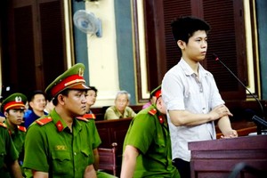 被告阮有情站在被告席上答法官問案。（圖源：洪福）