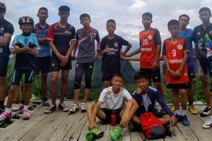 泰國少年足隊成員的集體照片。（圖源：互聯網）