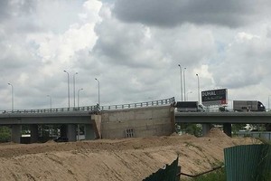 項目頭端是設於武文傑街-1號國道高架橋下面的交通樞紐，但施工進度停滯不前。