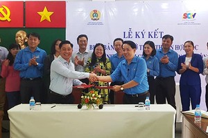 SCTV副總經理梁國輝（左）與市勞動聯團副主席喬玉武簽署“優惠勞動者”計劃合作協議備忘錄。（圖源：廷英）