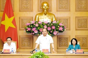 政府總理阮春福主持會議並發表講話。（圖源：光孝）