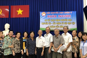 郡勵學會幹部與各華人會館代表合影。