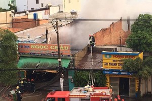 新平郡第十坊鴻雒街306號一家布匹營銷廠火警現場。（圖源：山禾）