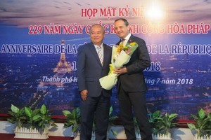 市各友好組織聯合會主席黃明善(左)向法國駐本市總領事Vincent Floreani 贈送鮮花。