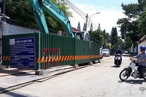 圖為第二郡草田坊陳玉面街上施工中的市環境衛生項目。