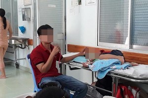 病童與家屬要躺在醫院走廊。