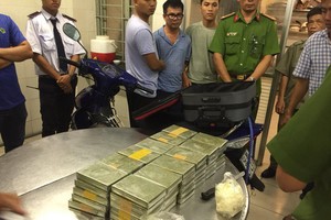 被抓獲的歹徒與毒品物證。（圖源：A.X）