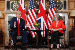美總統特朗普（左）與英首相特蕾莎‧梅會談。（圖源：AP）