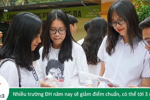 本市多所大學下調錄取分數線。圖為高考生在查看各所大學的錄取分數線。（示意圖源：互聯網）