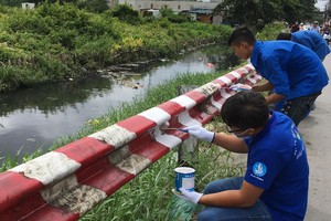 志願者在各涌道的安全護欄刷漆。