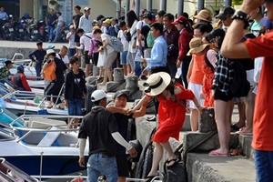 遊客在慶和省芽莊石橋碼頭。