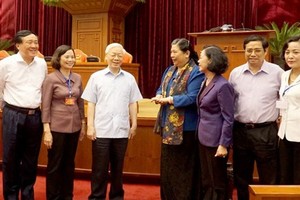 阮富仲總書記與各代表交談。（圖源：VGP）